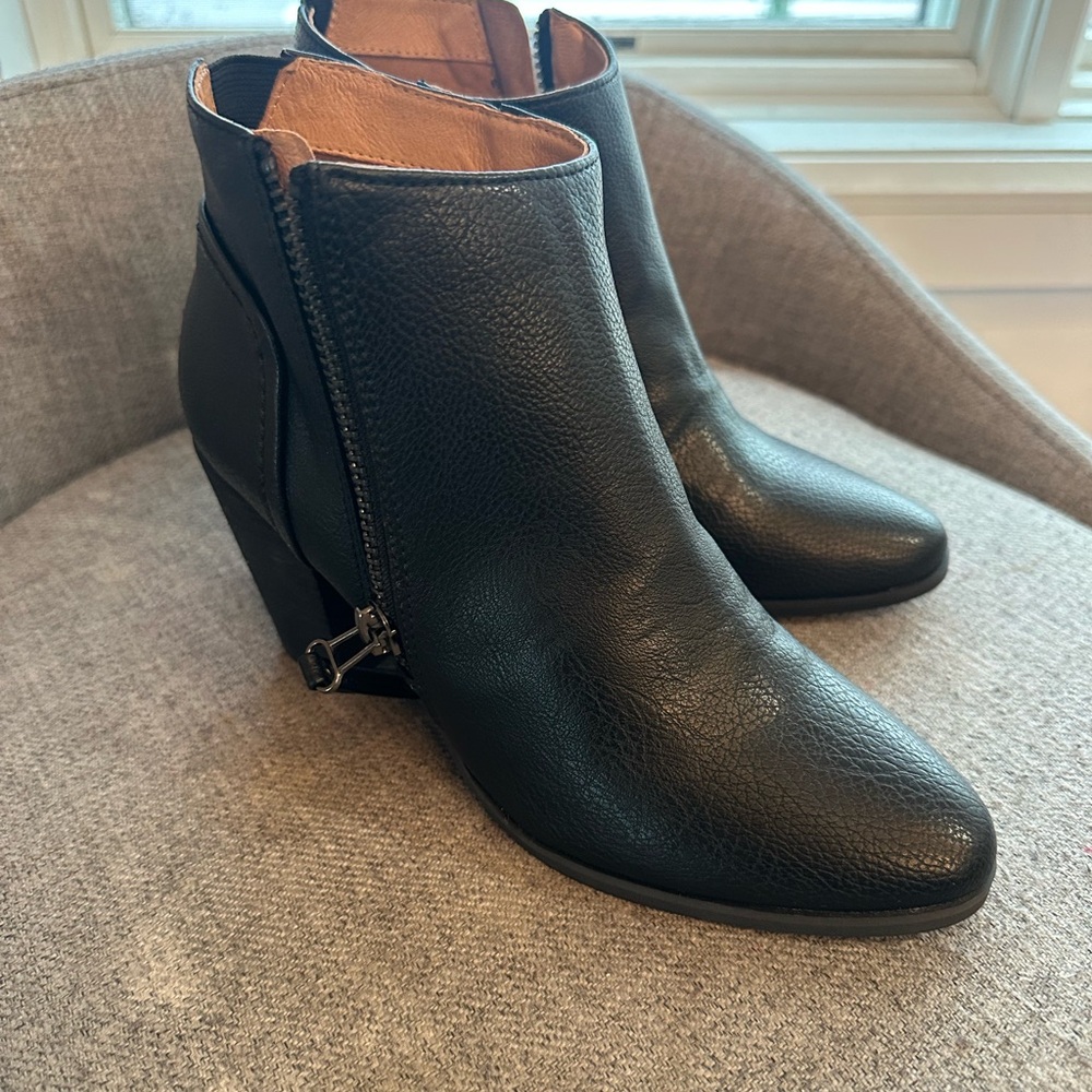 Chelsea crew Black Ankle Boots